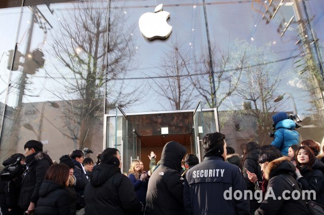 사진=27일 오전 서울 강남구 가로수길 애플 스토어 ‘애플 가로수길’ 앞에 고객들이 줄지어 서 있다.  동아닷컴 국경원 기자 onecut@donga.com