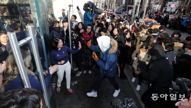 긴 행렬, 밤샘 ‘애플 팬’
국내 첫 애플스토어 개장일인 27일 오전 서울 강남구 애플 가로수길에서 시민들이 입장을 하고 있다. 최혁중 기자 sajinman@donga.com
