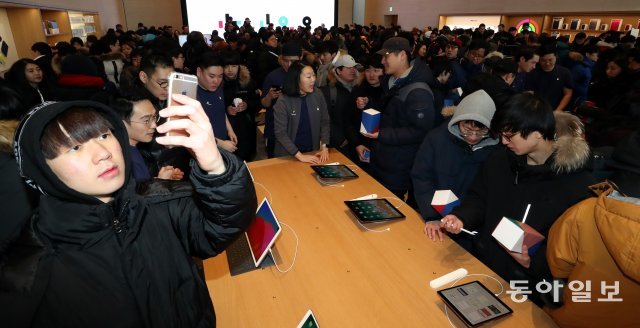 애플스토어 가로수길 오픈
국내 첫 애플스토어 개장일인 27일 오전 서울 강남구 애플 가로수길에서 입장한 시민들이 스토어를 둘러보고 있다. 최혁중 기자 sajinman@donga.com