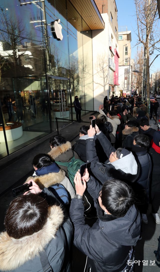 긴 행렬, 밤샘 ‘애플 팬’
국내 첫 애플스토어 개장일인 27일 오전 서울 강남구 애플 가로수길 앞에서 시민들이 입장을 기라고 있다. 최혁중 기자 sajinman@donga.com