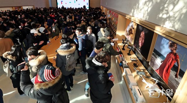 애플스토어 가로수길 오픈
국내 첫 애플스토어 개장일인 27일 오전 서울 강남구 애플 가로수길에서 입장한 시민들이 스토어를 둘러보고 있다. 최혁중 기자 sajinman@donga.com