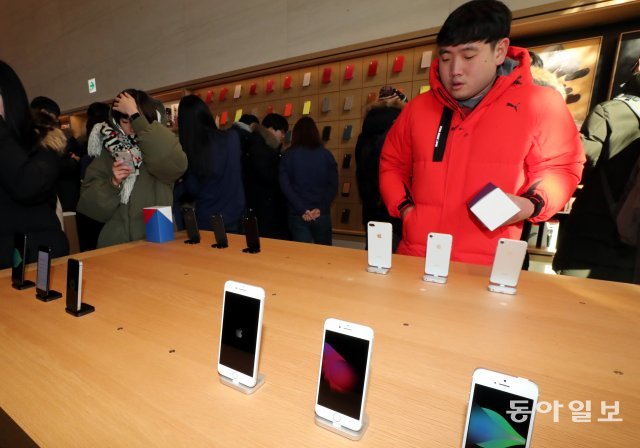 애플스토어 가로수길 오픈
국내 첫 애플스토어 개장일인 27일 오전 서울 강남구 애플 가로수길에서 입장한 시민들이 스토어를 둘러보고 있다. 최혁중 기자 sajinman@donga.com