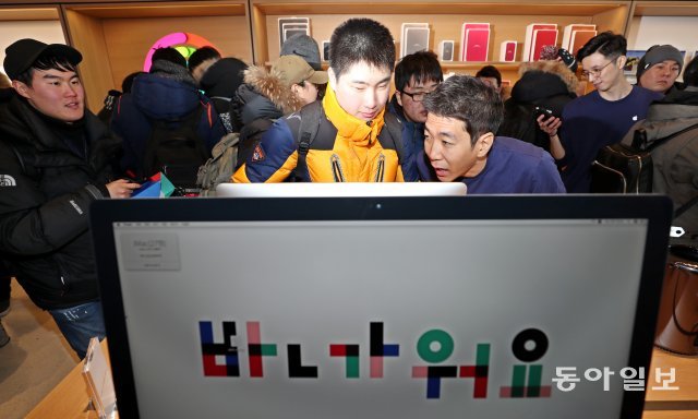 애플스토어 가로수길 오픈
국내 첫 애플스토어 개장일인 27일 오전 서울 강남구 애플 가로수길에서 입장한 시민들이 스토어를 둘러보고 있다. 최혁중 기자 sajinman@donga.com