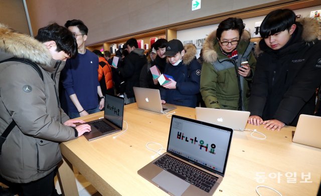 애플스토어 가로수길 오픈
국내 첫 애플스토어 개장일인 27일 오전 서울 강남구 애플 가로수길에서 입장한 시민들이 스토어를 둘러보고 있다. 최혁중 기자 sajinman@donga.com