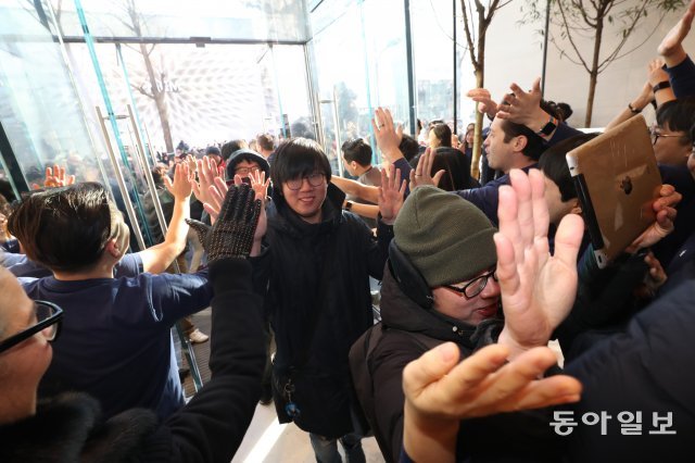 애플스토어 첫 고객 입장
국내 첫 애플스토어 개장일인 27일 오전 서울 강남구 애플 가로수길에서 직원들이 시민들의 입장을 환영하고 있다. 최혁중 기자 sajinman@donga.com