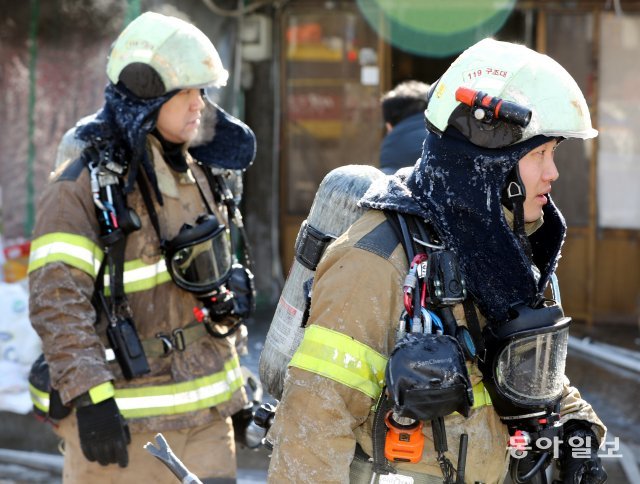 아이스맨 소방관, 문래동 시장 화재 27일 오후 서울 영등포구 문래동 영일시장 입구에서 화재가 발생하자 소방대원들이 화재 진압을 하고 있다. 최혁중 기자 sajinman@donga.com