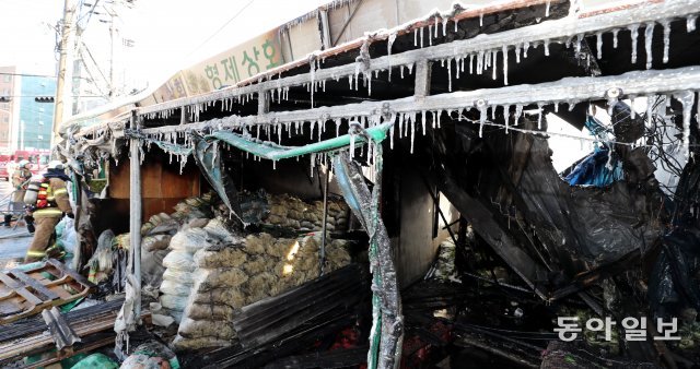 전날 밀양 화재 소식에 이어 문래동 화재 소식까지 겹쳐지면서 시민들이 또다시 불안에 떨어야 했다. 문래동 화재는 시장 밖에 있는 상점에서 발생해 인접 점포들로 옮겨 붙은 것으로 알려졌다. 최혁중 기자 sajinman@donga.com