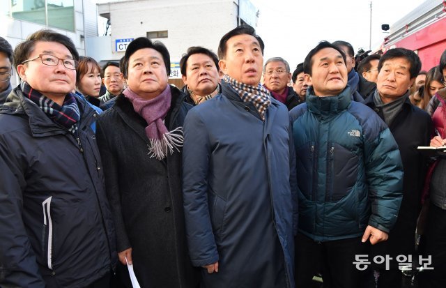 사진=26일  37명의 사망자를 낸 밀양세종병원 현장을 찾은 김성태 자유한국당 원내대표 등  관계자들이 현장을 살펴보고 있다. 사진공동취재단