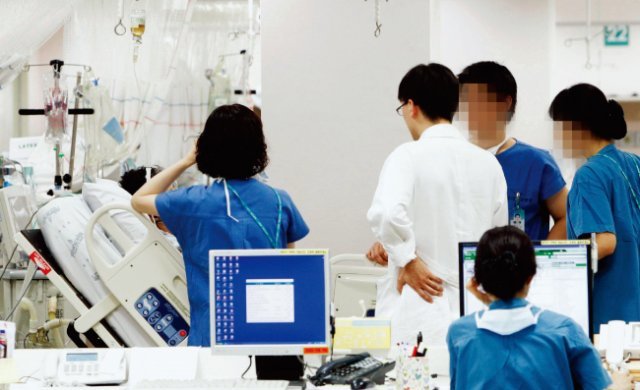 서울 종로구 서울대병원 중환자실에서 의료진들이 환자를 돌보고 있다. [동아DB]