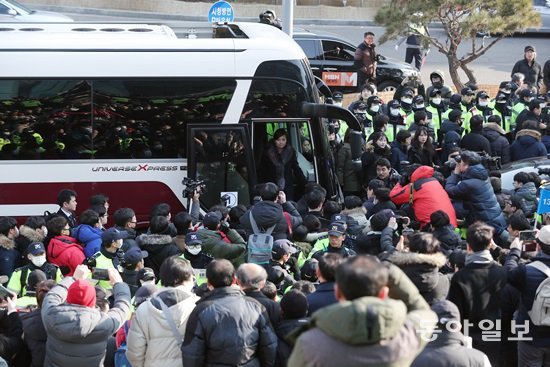 현송월 삼지연관현악단 단장이 21일 오전 서울역에 도착해 강릉행 KTX로 향하고 있다. 최혁중기자