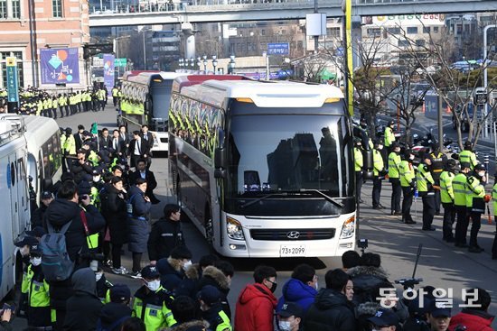 북한 예술단 사전점검단을 이끌고 있는 현송월 삼지연관현악단 단장을 태운 차량이 21일 오전 서울역에 도착하고 있다. 최혁중기자