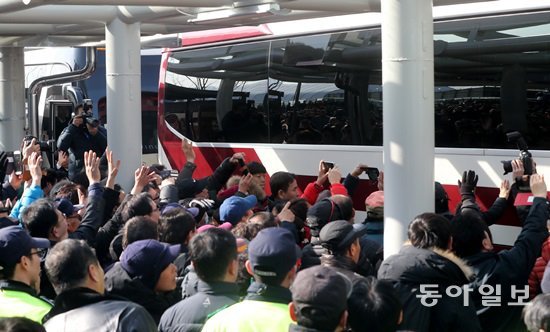 21일 오후 강릉에 도착한  현송월 삼지연관현악단 단장을 비롯한 북한 예술단 사전점검단을 향해 시민들이 손을 흔들고 있다. 장승윤기자