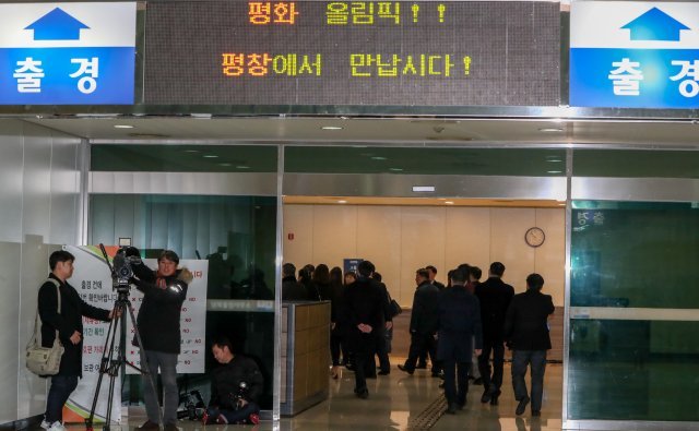 현송월 삼지연관현악단 단장이 이끄는 평창동계올림픽 북한 예술단 사전점검단이 22일 저녁 방남 일정을 마친 뒤 경기 파주 도라산 남북출입사무소(CIQ)를 통해 북으로 돌아가고 있다. 사진공동취재단