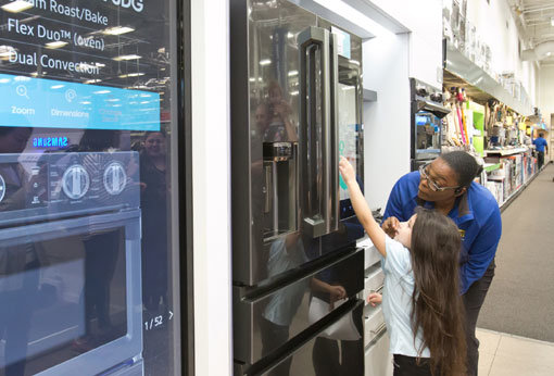 삼성전자가 미국 생활가전 시장에서 2년 연속 1위에 올랐다. 사진은 미국 라스베이거스 베스트바이 매장에 전시된 삼성 패밀리허브 냉장고. 사진제공｜삼성전자