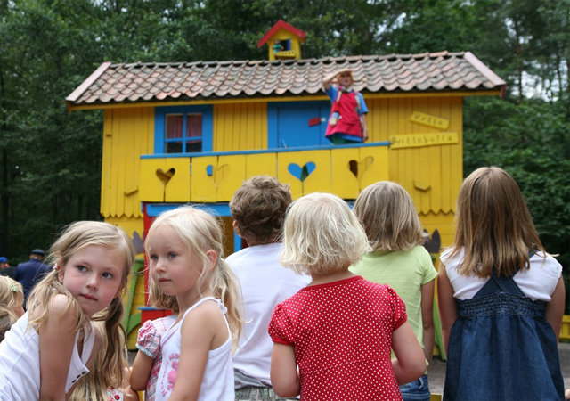 스웨덴의 삐삐 마을에서 어린이들이 호기심 어린 눈으로 삐삐 캐릭터를 바라보고 있다. 김이재 교수 제공