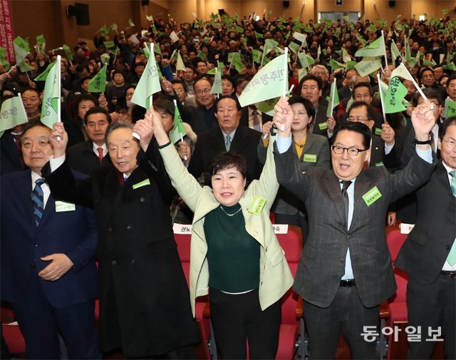 28일 국민의당 내 통합 반대파인 민주평화당 창당추진위원회가 국회 의원회관에서 연 창당발기인대회에 참석한 정대철 권노갑 전 의원, 조배숙 박지원 의원(사진 앞줄 왼쪽부터). 김재명 기자 base@donga.com