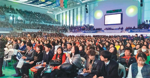 29일 오후 2시 부산 강서구 강서실내체육관에서 부산시민 5000여 명이 참가한 가운데 ‘2030부산등록엑스포 유치 시민 결의대회’가 열리고 있다. 부산시 제공