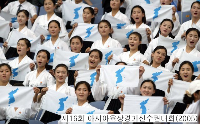 제16회 아시아육상경기선수권대회 개막식이 열린 인천문학경기장에서 북한선수 응원단인 청년학생협력단이 개막식에 앞서 응원연습을 하고 있다. 동아일보DB