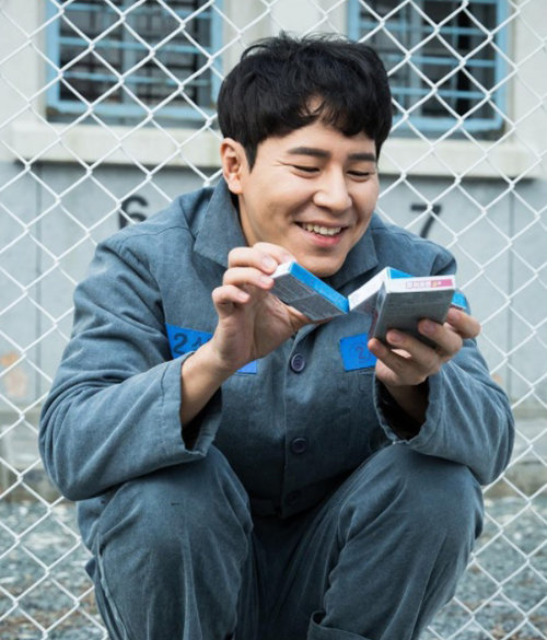 tvN 드라마 ‘슬기로운 감빵생활’에서 마약 효과를 낼 수 있는 다량의 감기약을 구해 기뻐하고 있는 ‘해롱이’. tvN 제공