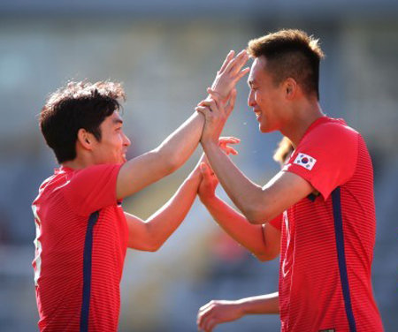 한국 축구 국가대표팀 김신욱(오른쪽)이 30일 터키 안탈리아에서 열린 자메이카와의 평가전에서 헤딩골을 넣고 기뻐하고 있다. 이날 김신욱이 2개의 헤딩골을 터뜨린 한국은 수비 불안을 드러내며 2-2로 비겼다. 대한축구협회 제공