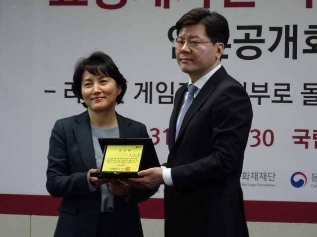 (좌) 김연수 국립고궁박물관 관장,(우) 이승현 대표 (출처=게임동아)