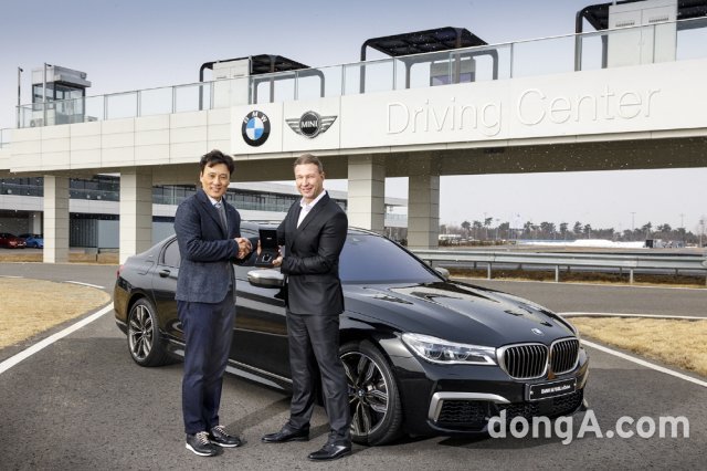 전 프로야구 선수 이승엽 씨(왼쪽)가 ‘프렌드 오브 BMW’로 선정돼 볼프강 하커 BMW코리아 마케팅 총괄과 기념 촬영을 하고 있다. BMW코리아 제공