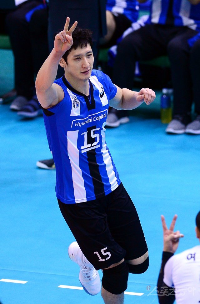 31일 수원실내체육관에서 열린 ‘2017-18 도드람 V리그’ 남자부 현대캐피탈과 한국전력의 경기에서 현대캐피탈 문성민이 득점에 성공한 후 기뻐하고 있다. 수원 | 김종원 기자 won@donga.com