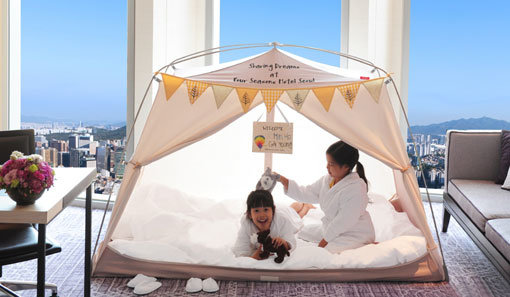 장거리 해외여행을 하기엔 빠듯한 4일간의 설 연휴, 귀성객이 빠지며 한가로워진 도심이나 근교에서 휴식을 취하는 ‘스테이케이션’이 주목받고 있다. 사진은 자녀를 동반해 호텔에서 지내고 싶은 고객을 위한 서울 광화문 포시즌스 호텔 서울의 ‘키즈 스테이 웜’. 사진제공｜포시즌스 호텔 서울