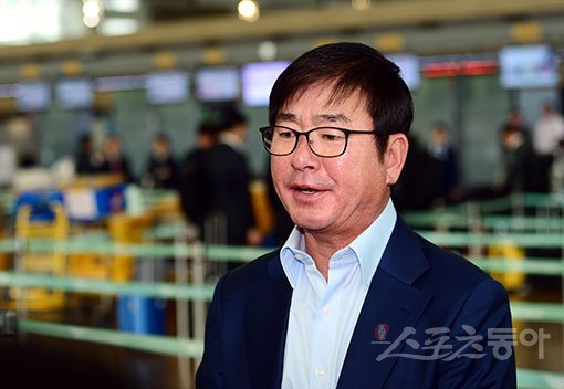 프로야구 LG 트윈스가 30일 인천국제공항을 통해 전지훈련지인 미국 애리조나로 출국했다. 류중일 감독이 출국을 앞두고 취재진과 인터뷰를 하고 있다. 인천국제공항 | 김민성 기자 marineboy@donga.com