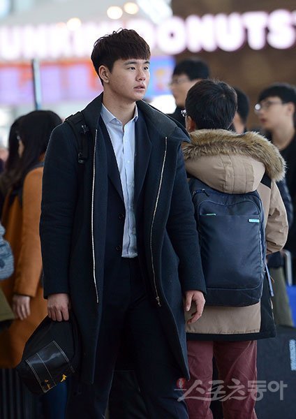 kt 선수단이 스프링캠프를 위해 29일 인천국제공항을 통해  미국 애리조나 투산으로 출발했다. kt 신인 김민이 출국 준비를 하고 있다. 김종원 기자 won@donga.com