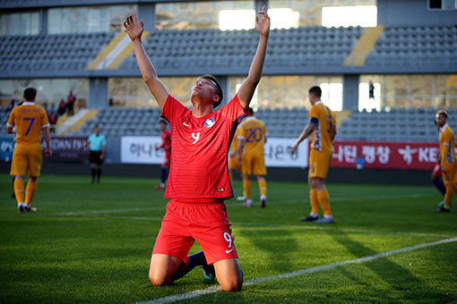 땀과 노력은 배신하지 않는다. 짧은 휴식기에도 개인훈련에 매진한 전북 스트라이커 김신욱은 축구대표팀 최고의 에이스로 확실히 자리매김했다. 1월 27일(한국시간) 대표팀 강화훈련이 진행 중인 터키 안탈리아 마르단스타디움에서 열린 몰도바전에서 결승골을 뽑은 뒤 환호하는 김신욱. 사진제공 ｜ 대한축구협회