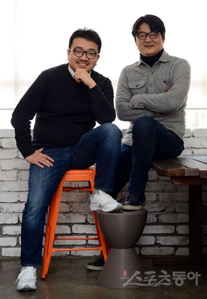 1000만 영화 ‘부산행’에 이어 ‘염력’으로 의기투합한 연출자 연상호 감독(왼쪽)과 제작사 레드피터의 이동하 대표. 두 사람은 세 번째 프로젝트에도 뜻을 모으며 또 다른 기대를 갖게 한다. 김민성 기자 marineboy@donga.com