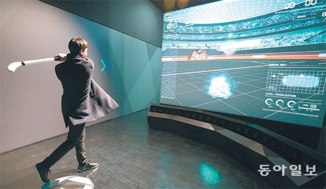 아이스하키 슈팅게임 삼매경 31일 강원 강릉 올림픽파크 KT 5G 홍보관에서 한 방문객이 아이스하키 
슈팅 게임을 즐기고 있다. 이 게임을 통해 경기 장면을 다양한 각도에서 보여주는 ‘타임슬라이스’ 기술을 체험할 수 있다. 
강릉=최혁중 기자 sajinman@donga.com