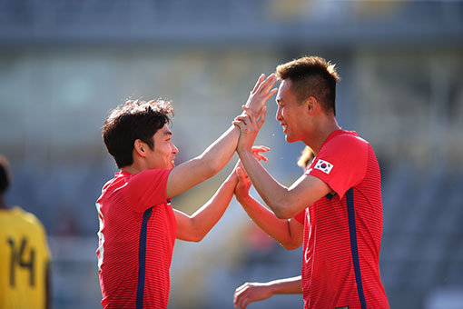 30일(한국시간) 터키 안탈리아 마르단스타디움에서 벌어진 대한민국-자메이카의 평가전에서 한국의 김신욱(오른쪽)이 A매치 3경기 연속 골을 기록한 뒤 동료 김성준과 기쁨을 함께 나누고 있다. 사진제공 ㅣ 대한축구협회