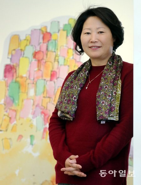 “동화는 아이들뿐만 아니라 모두를 위한 이야기”라고 말한 황선미 작가. 그는 “독서 문화가 좀 더 활성화되면서 동화의 저변도 넓어졌으면 좋겠다”는 바람을 밝혔다. 김경제 기자 kjk5873@donga.com