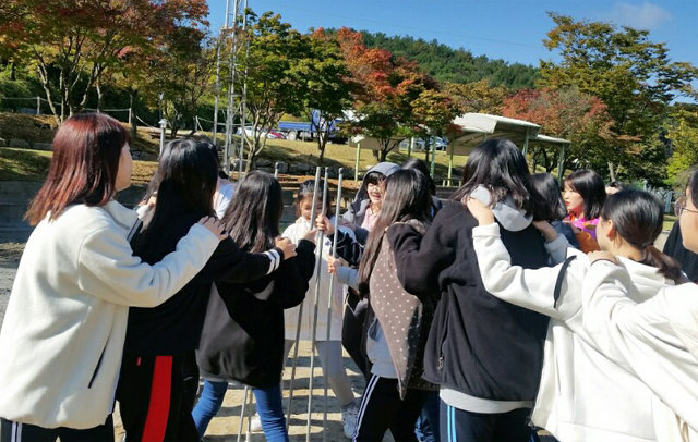 경기 고양시 풍산중 1학년 학생들이 서로 어깨를 잡고 막대기를 옆으로 옮기는 협동 놀이를 하고 있다. 김서윤 양 제공