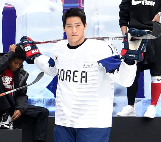 나이키 경기복을 입고 평창 올림픽에 나서는 아이스하키 국가대표 김상욱. 나이키코리아 제공