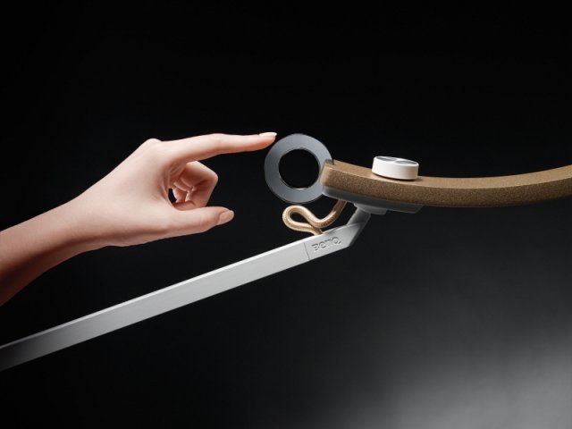 고리형 전원 버튼을 3초간 누르면 밝기를 자동 설정한다 (출처=IT동아)