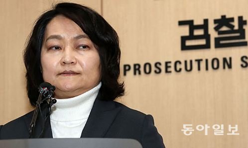 사진=검찰 내 성추행 사건 진상규명 및 피해회복 조사단장으로 임명된 조희진 서울 동부지검장이 1일 서울 송파구 동부지검에서 열린 기자간담회에서 모두발언 도중 강렬한 눈빛을 보내고 있다. 전영한 기자 scoopjyh@donga.com