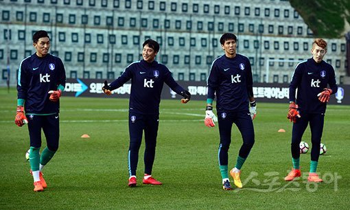 축구의 골키퍼는 특수 포지션이라 훈련방법도 필드 플레이어와는 다르다. 실수는 뼈아픈 실점이기에 훈련 때 코치는 인정사정 봐주지 않고 혹독하게 한다. 우리 대표팀의 월드컵 도전사에서 골키퍼는 영광보다 비난을 더 많이 받았던 자리였지만 뒤에서 헌신해준 그들의 땀과 눈물이 없다면 승리도 없었다. 과연 이번 러시아월드컵에서는 누가 대표팀 최후의 보루가 될까. 스포츠동아DB