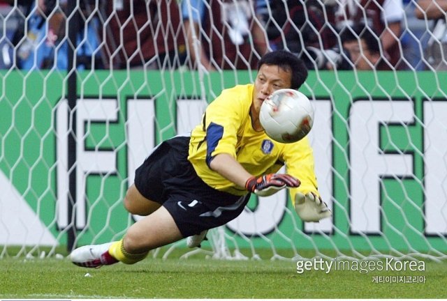 2002 월드컵 8강전 승부차기에서 호아킨의 슛을 막아내는 이운재. 사진=게티이미지코리아