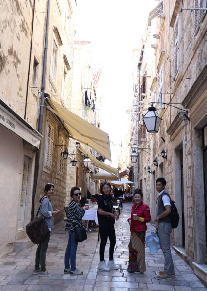 윤여정(왼쪽 두 번째)은 20∼30대가 선호하는 의상을 완벽하게 소화해 나이를 무색하게 하는 패션 감각을 과시한다. 사진제공｜tvN