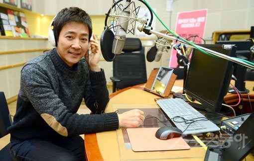 연기자 최수종은 지난해 KBS 해피FM ‘매일 그대와 최수종입니다’를 진행하면서 27년 만에 DJ 마이크 앞에 섰다. 6일 1주년을 맞는 그는 “청취자들의 사연에 감사와 행복을 느낀다. 서로 위로와 응원을 주고받는다”고 했다. 아내인 연기자 하희라와 약속한 “선한 영향력의 통로”를 지켜가는 일부분이기도 하다. 김종원 기자 won@donga.com