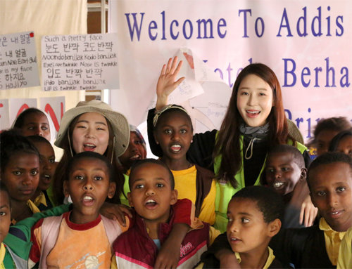 계명대 국외 봉사단원과 에티오피아 아디스아바바 부라하느히워트 학교 학생들이 한글 수업을 마치고 기념 촬영을 하고 있다.