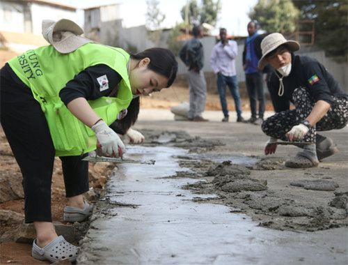계명대 국외 봉사단원들이 에티오피아 아디스아바바 부라하느히워트 학교에서 배구 경기장 설치 작업을 하고 있다. 계명대 제공