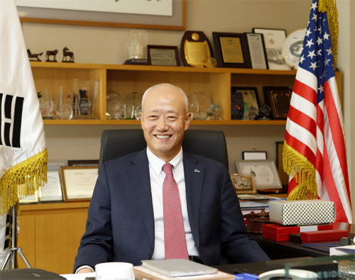 한국 첫 해외대학의 개교 준비에서부터 명문 패션대학 유치까지 8년간 교육현장 경험을 담은 책을 펴낸 김춘호 한국뉴욕주립대 총장. 그는 인성교육을 모든 교과과정의 기본틀로 삼고 있다. 한국뉴욕주립대 제공