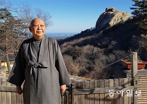 수(穗)바위 혹은 쌀바위를 등지고 있는 정휴 스님. 바위 한 구멍에 지팡이를 넣고 흔들면 끼니마다 쌀 2인분이 나왔는데, 욕심 많은 객승이 마구 휘저어 피를 토한 뒤 쌀을 더 이상 토해내지 않는다는 이야기가 전해져 온다. 이 사찰은 본래 화엄사(華嚴寺)였지만 1912년 설화에 따라 벼 화(禾), 바위 암(巖)자를 써 화암사로 공식 개칭했다. 고성=김갑식 전문기자 dunanworld@donga.com