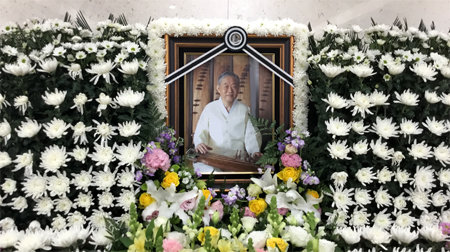 서울 송파구 서울아산병원에 마련된 고 황병기 선생의 빈소. 영정 사진 속에서 선생은 여전히 가야금을 연주하고 있다. 유가족 제공