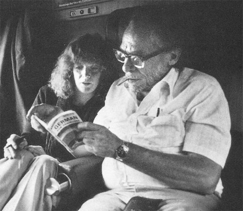 찰스 부코스키(오른쪽)가 독일 함부르크행 기차에서 훗날 아내가 된 여자 친구 린다 리와 책을 읽고있다. 부코스키는 이때를 “낭송회가 코앞이라 발목을 잡힌 신세였다”고 회상했다. ⓒMichael Montfort