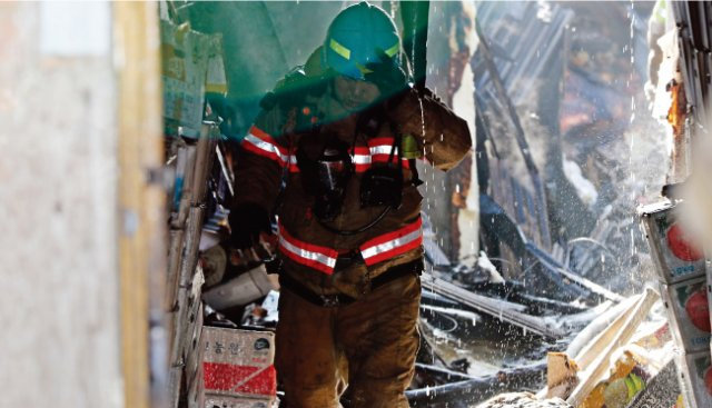 화재를 진압하고 나오는 소방관의 모습. [동아일보]
